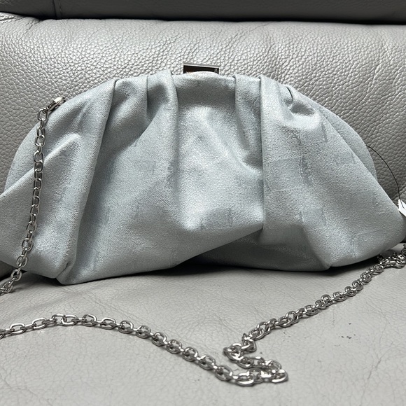 42 Gold - 7018 Silver Clutch with Chain NWT - Picture 2 of 10